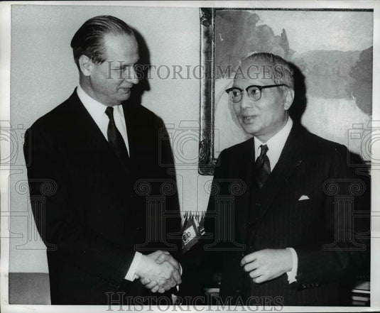 1971 Press Photo UN Middle East Peace Envoy Gunnar Jarring greeted by U Thant - Historic Images