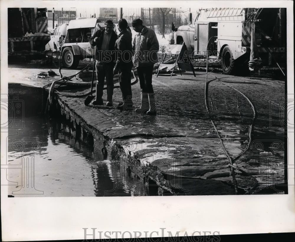 1978 Press Photo Water Division Supervisor Arzell Gresham inspects break - Historic Images