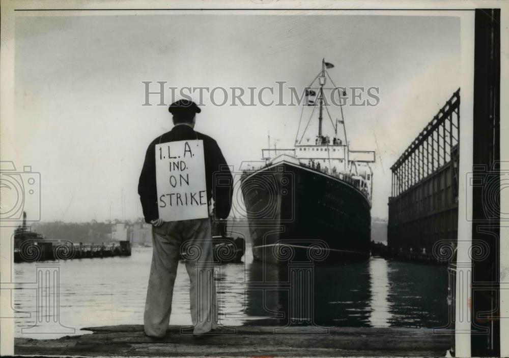 1956 Press Photo Man Picketing Italian Liner Ship Saturnia in ILA Strike - Historic Images