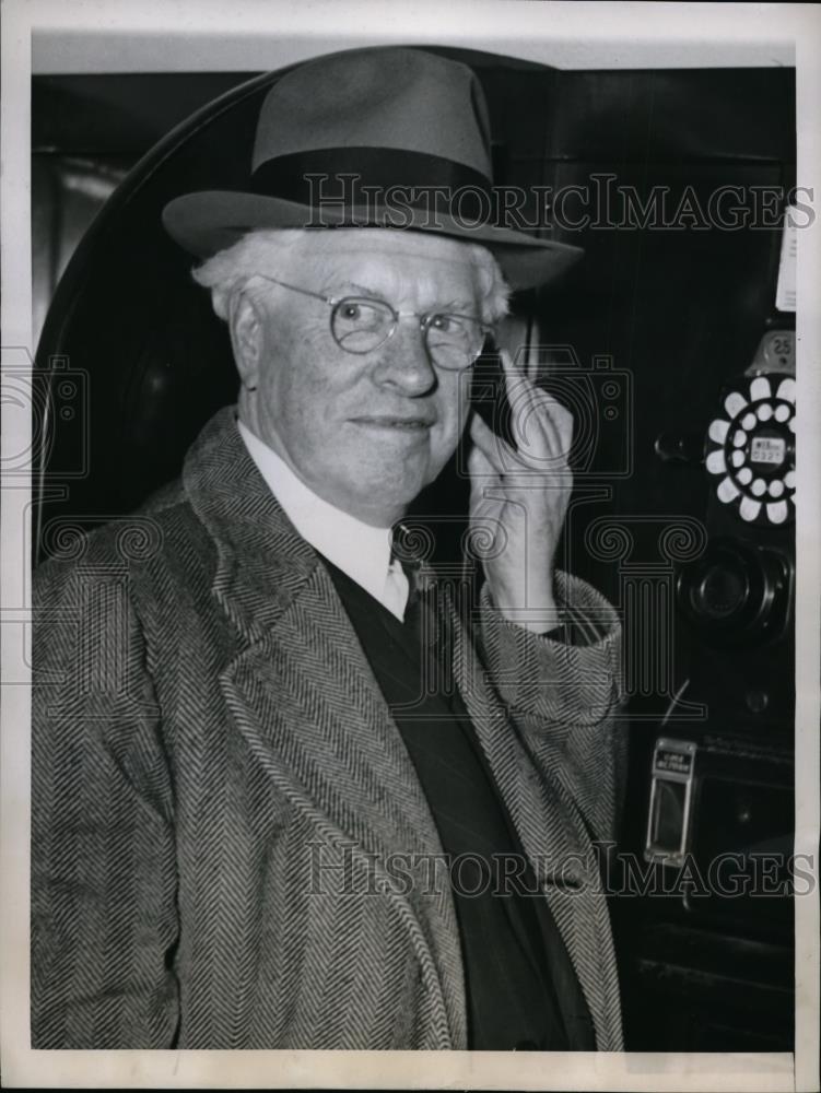 1944 Press Photo US District Judge William Holly makes telephone call - Historic Images