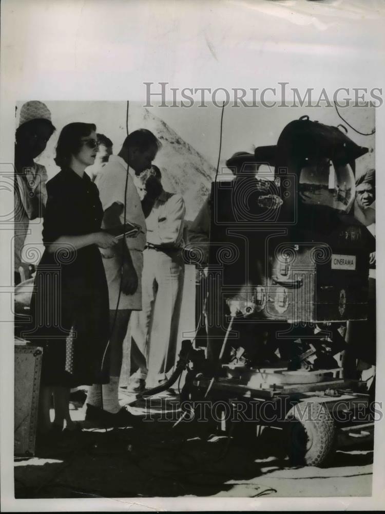 1956 Press Photo Script girl Gloria Tetzlaff at work in Southern Arabia - Historic Images