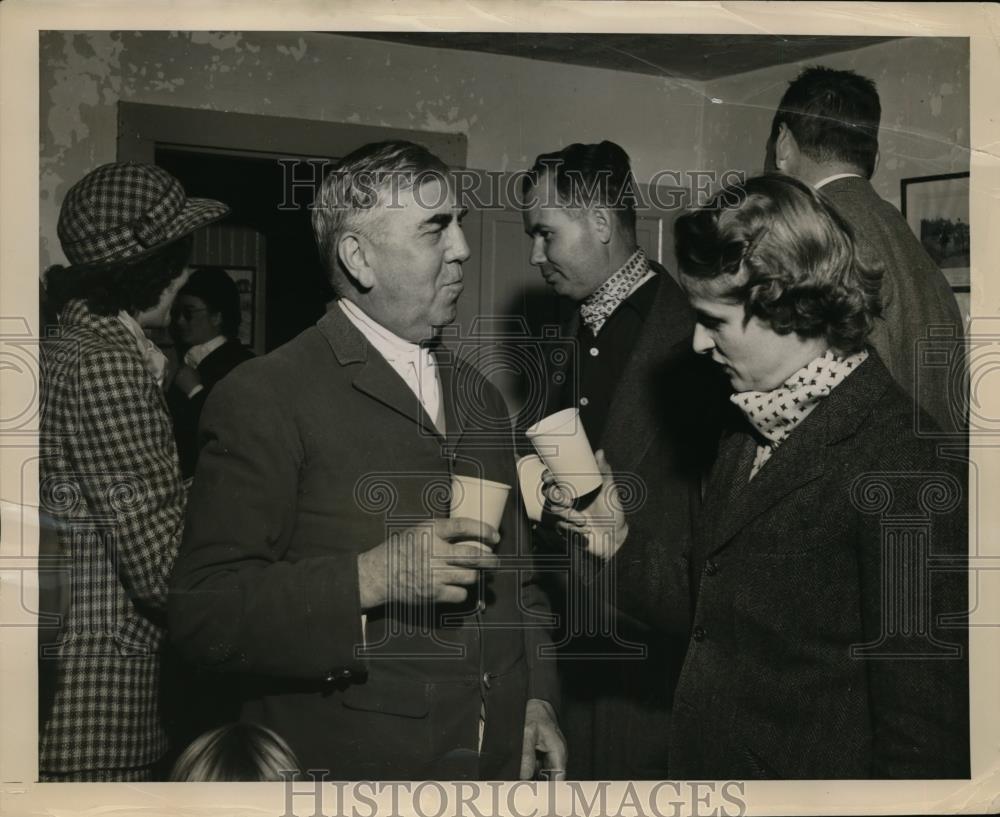 1948 Press Photo Mrs Lamont Bryan reviews chase with Dr John Hughes - nef00435 - Historic Images