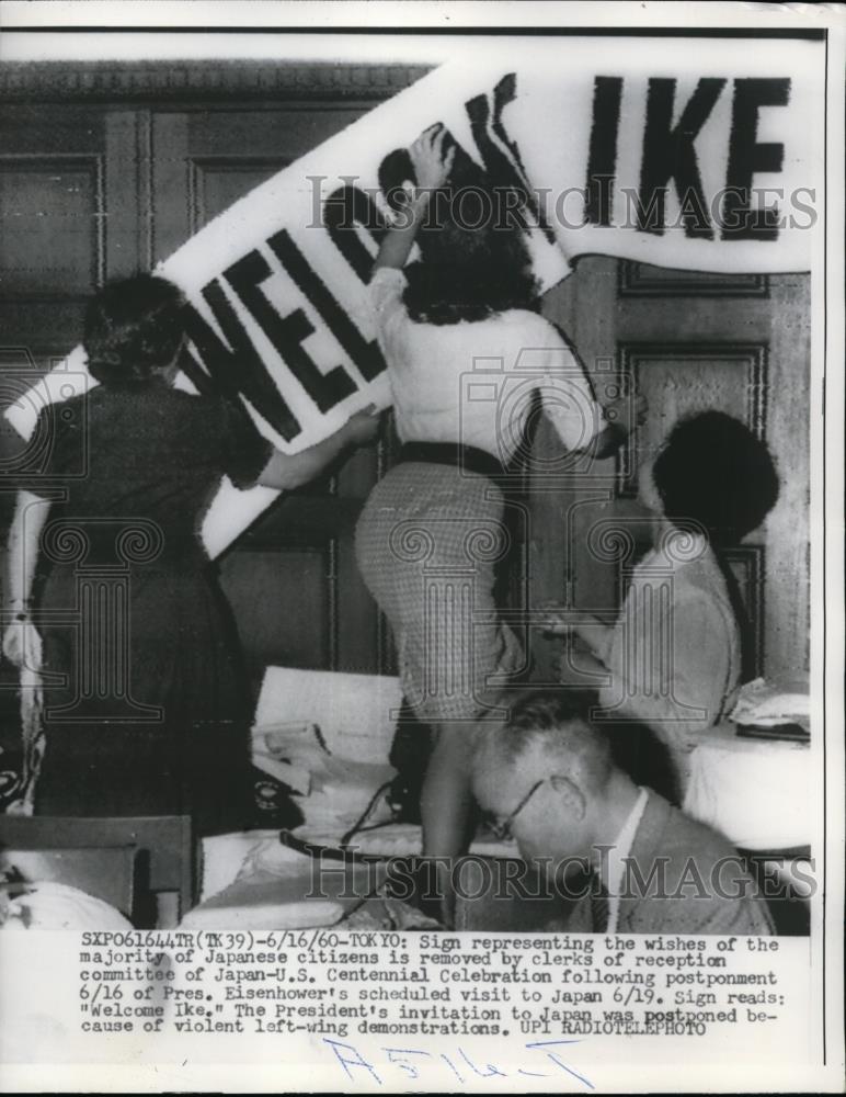 1960 Press Photo Sign welcoming Ike to Tokyo removed following postponement - Historic Images