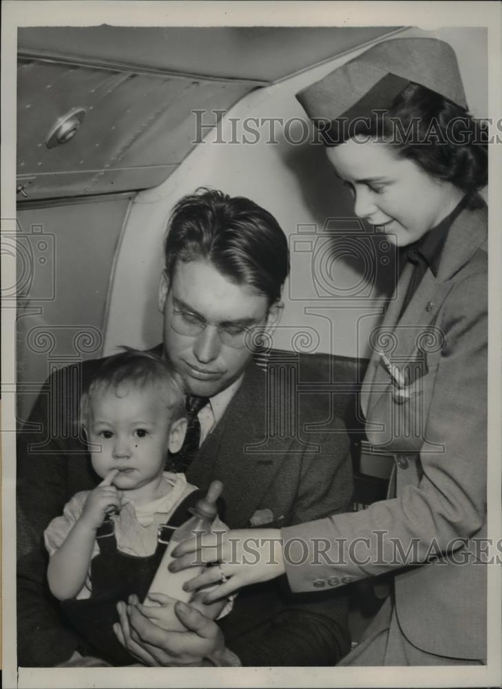 1941 Press Photo Alma Lloyd holds son Scott aboard plane - nee95363 - Historic Images