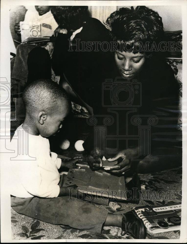 1969 Press Photo Child and teacher in Headstart program - nef00124 - Historic Images