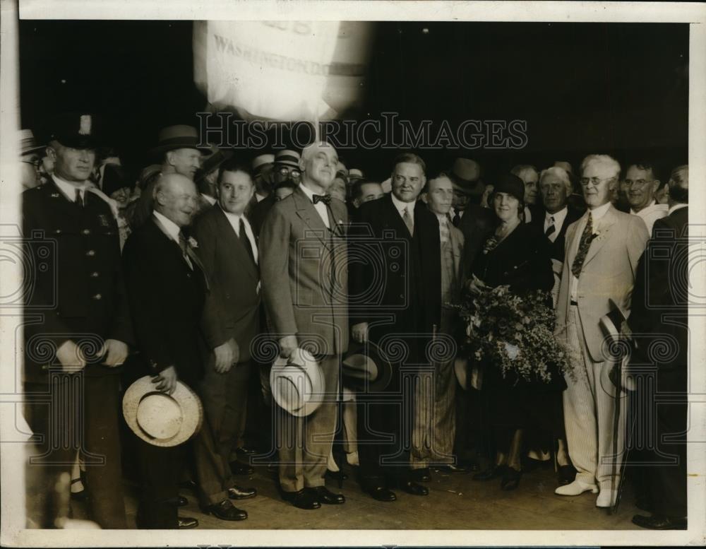 1928 Press Photo Mr. And Mrs. Hoover Greeted By The Crown In Union Station - Historic Images