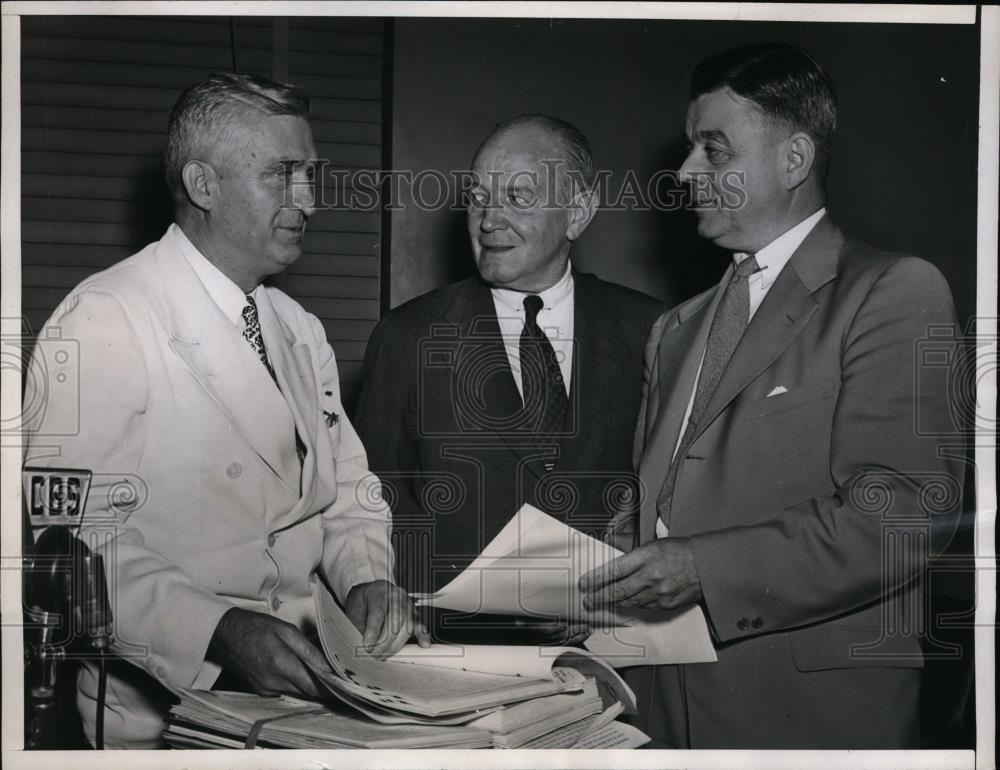 1946 Press Photo Roy Thompson, George Mead, and Daniel Bell - nee96922 - Historic Images