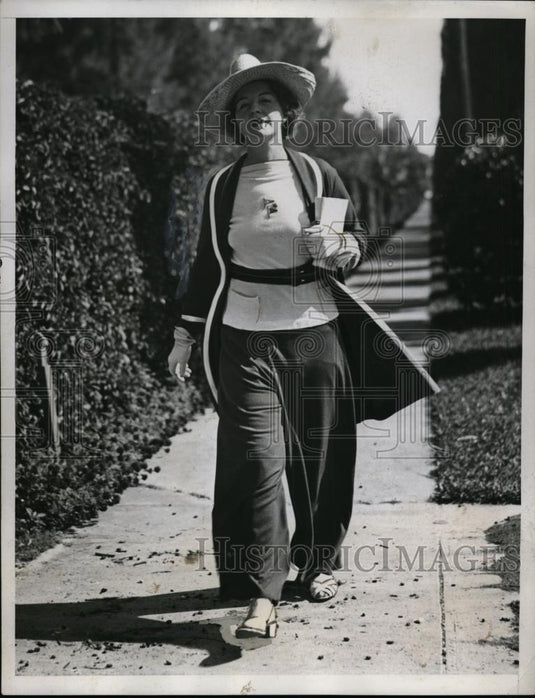 1935 Press Photo Mrs Leonard Thomas spending the winter in Palm Beach FL - Historic Images