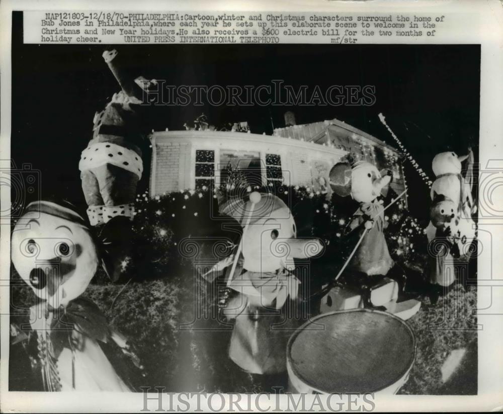 1970 Press Photo Cartoon winter and Christmas characters surround home - Historic Images