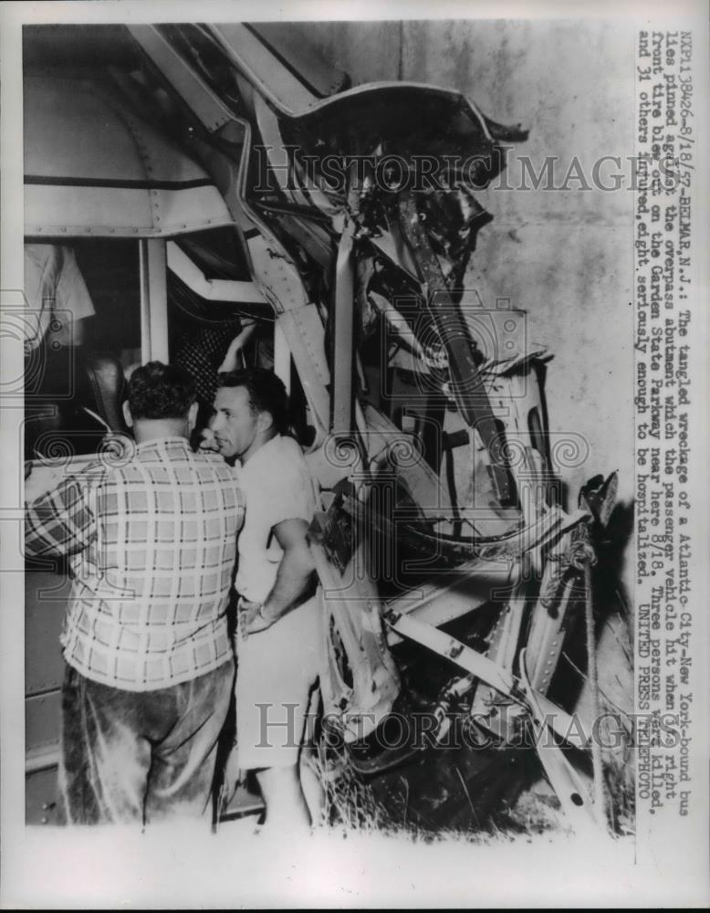 1957 Press Photo Tangled wreckage of a Atlantic City New York bound bus - Historic Images