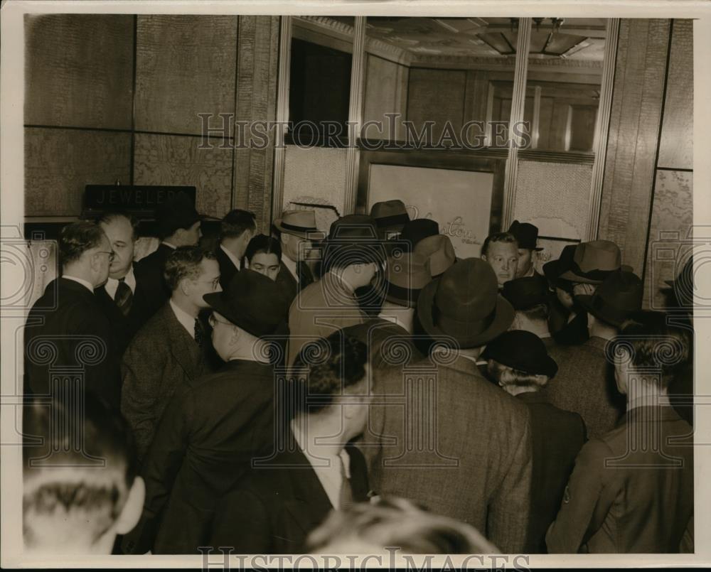 1955 Press Photo Crowd of reporters gathers at scene of holdup - nee93722 - Historic Images