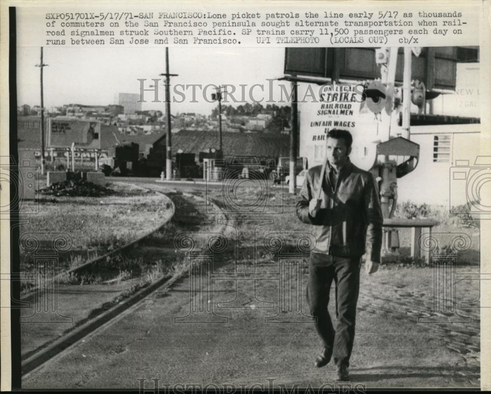 1971 Press Photo Lone Picket Patrols The Line In San Francisco - nee93661 - Historic Images