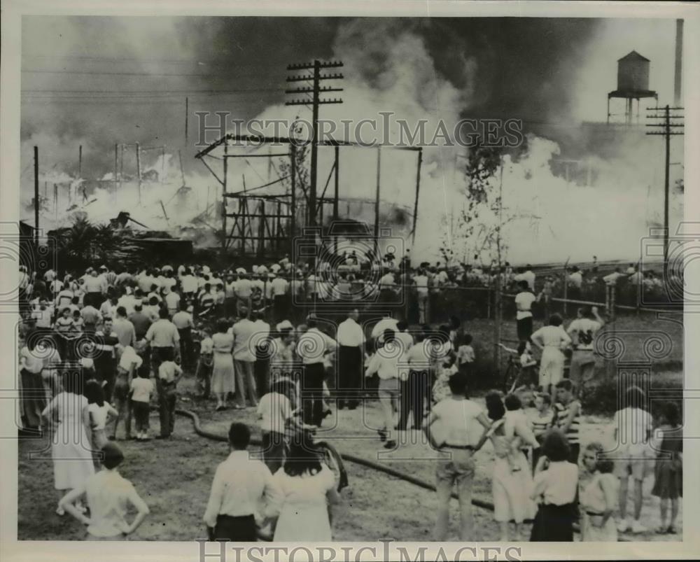 1951 Press Photo Crowd Watches 5-Alarm Fire at Philadelphia Lumber &amp; Millwork Co - Historic Images