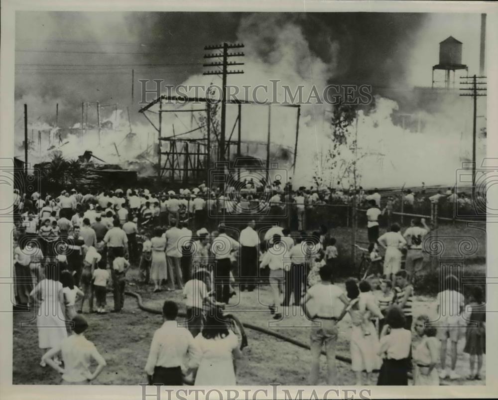 1951 Press Photo Crowd Watches 5-Alarm Fire at Philadelphia Lumber & Millwork Co - Historic Images