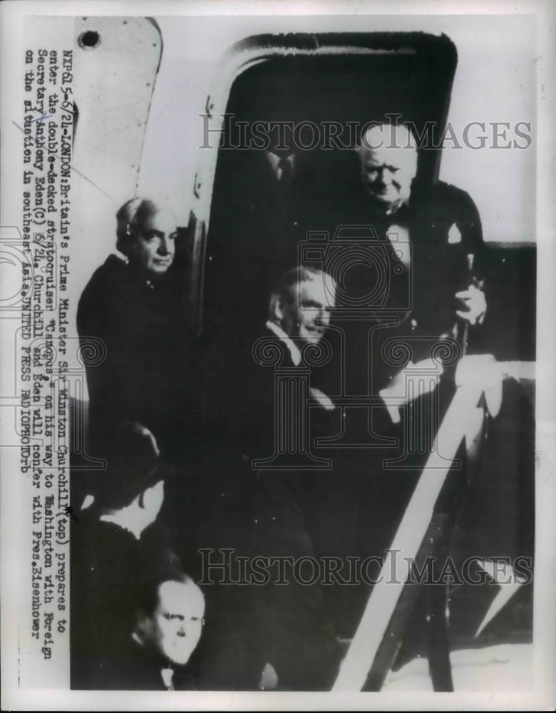 1954 Press Photo Winston Churchill enter Double-decker Stratocruiser Camopus - Historic Images