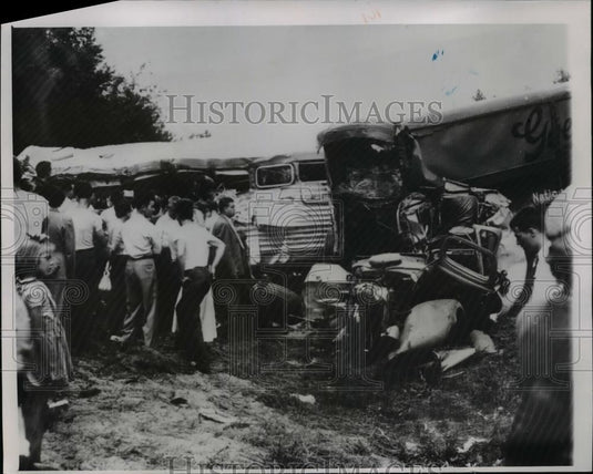 1951 Press Photo Spectators view wreckage of beer truck crashed on Greyhound bus - Historic Images