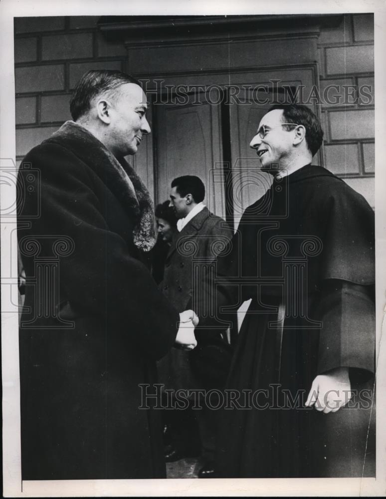 1947 Press Photo French Foreign Minister Georges Bidault shakes hands - Historic Images