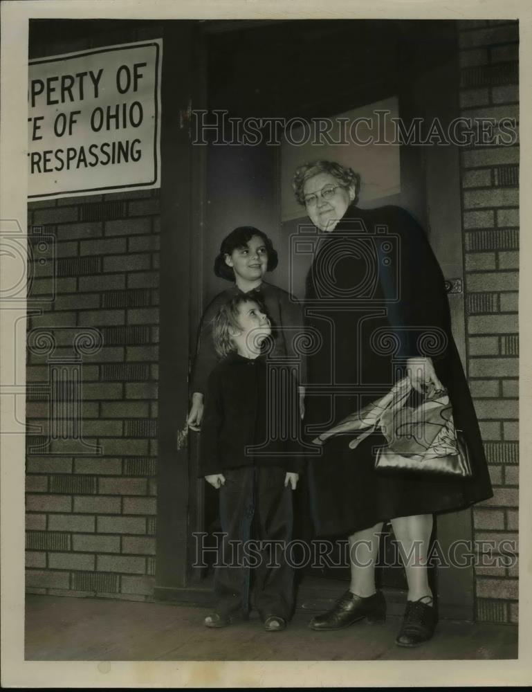 1950 Press Photo Mrs. May Jelinek With Grandchildren - nee95302 - Historic Images