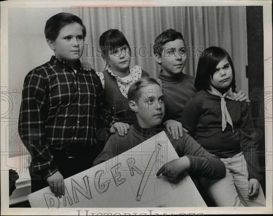 Press Photo Children Holding Anti-Smoking Poster - nef01758 - Historic Images
