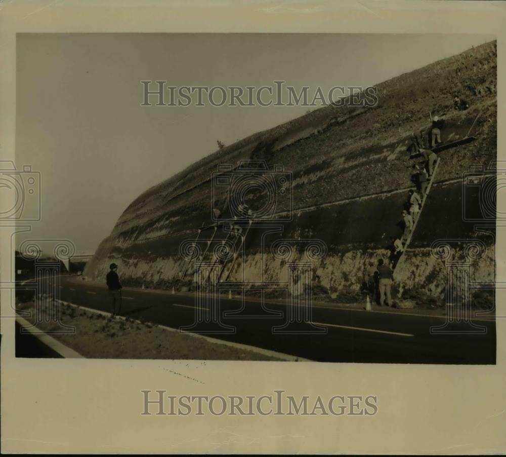 1963 Press Photo High wall of earth lining new Autostrada Del Sol Highway - Historic Images