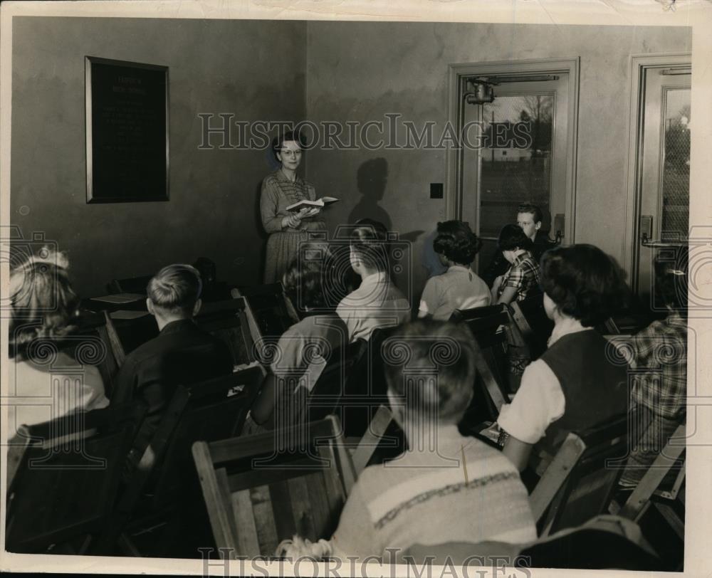 1952 Press Photo Mary Rohr Teaching Spanish In Fairview Park High School - Historic Images