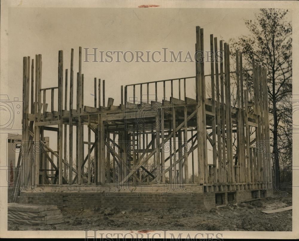 1945 Press Photo Unfinished House at Thraces Rd. Touruey Rd. Gurfield Heights - Historic Images