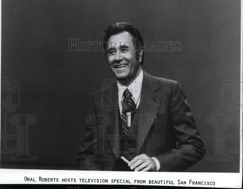 1985 Press Photo Oral Roberts hosts television special from San Francisco - Historic Images