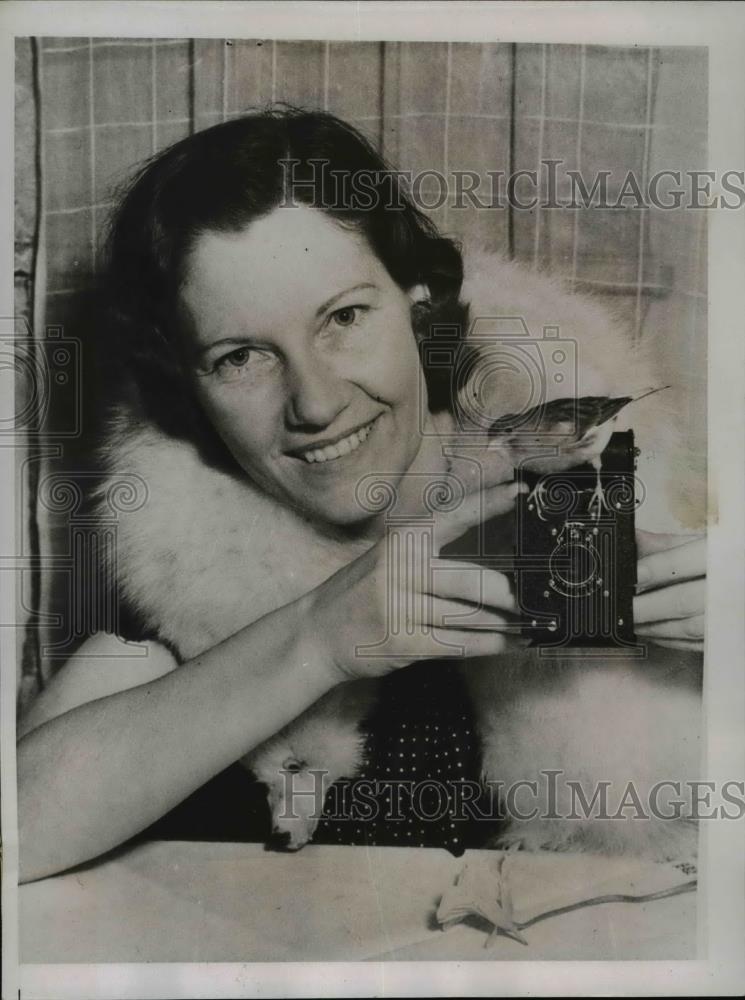 1935 Press Photo Avis Philbrook takes pictures with Tweety - nee95258 - Historic Images