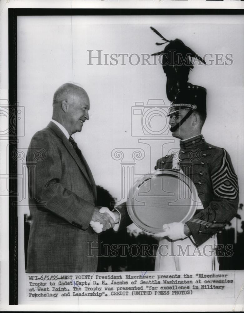 1955 Press Photo President Eisenhower Presents Award To Cadet D.H. Jacobs - Historic Images