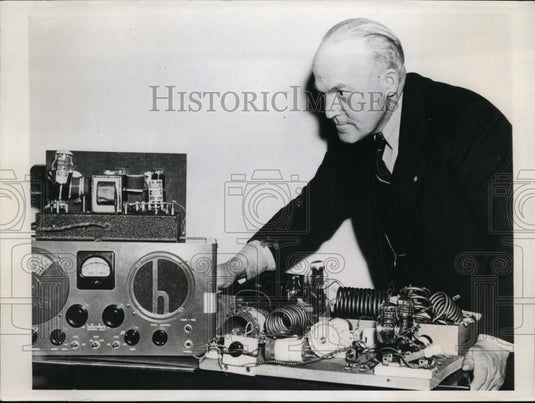 1941 Press Photo US Deputy Marshal Eugene Ahrends inspects radio transmitter - Historic Images