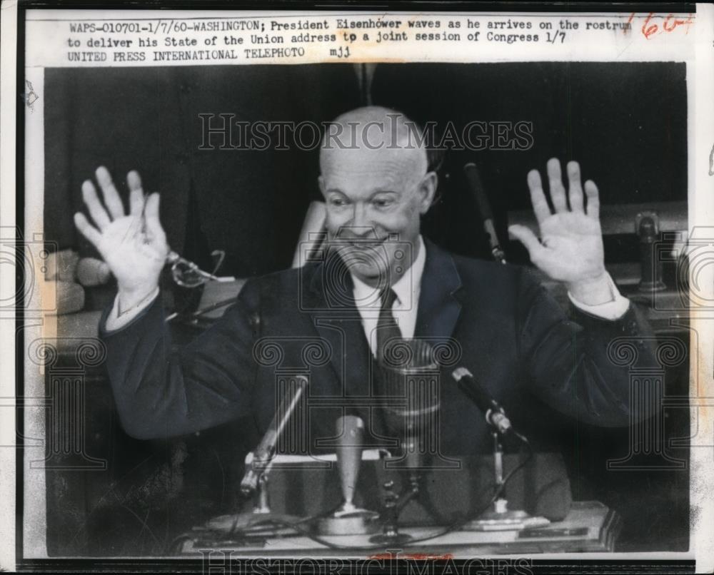 1960 Press Photo President Eisenhower waves before delivering State of the Union - Historic Images