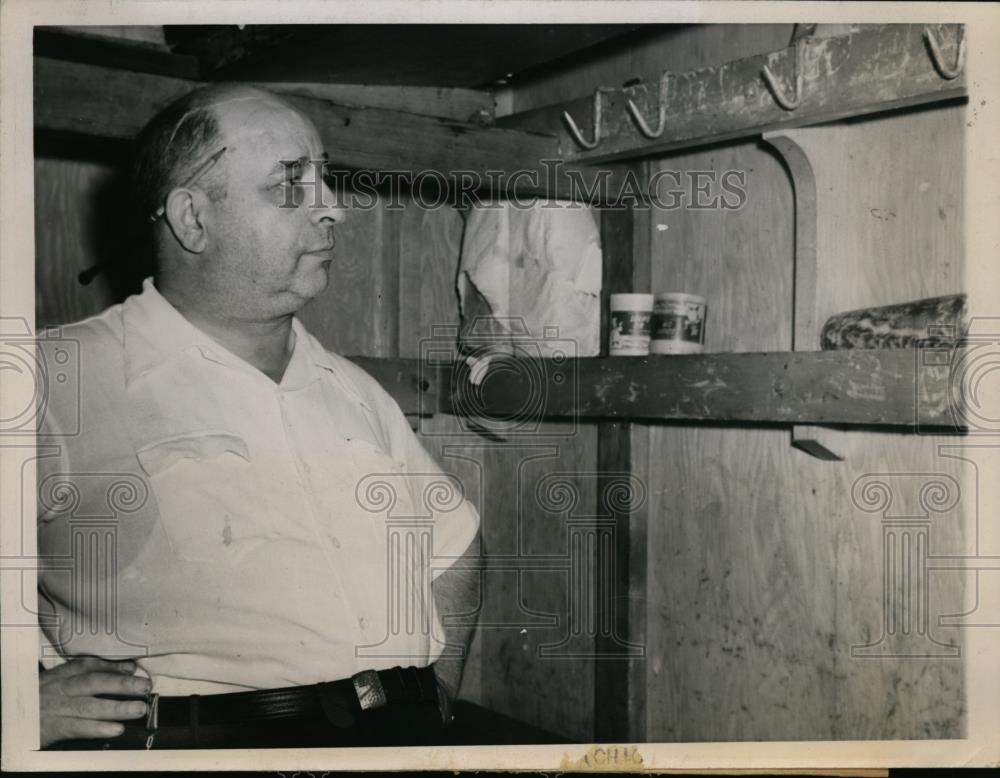 1944 Press Photo Barney Kessel vender of Charcoal broiled aged sirloin steaks - Historic Images