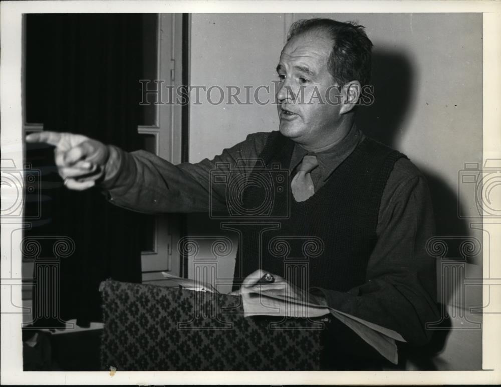 1944 Press Photo George McCoy Gives Out Some Snappy Chatter - nee96847 - Historic Images