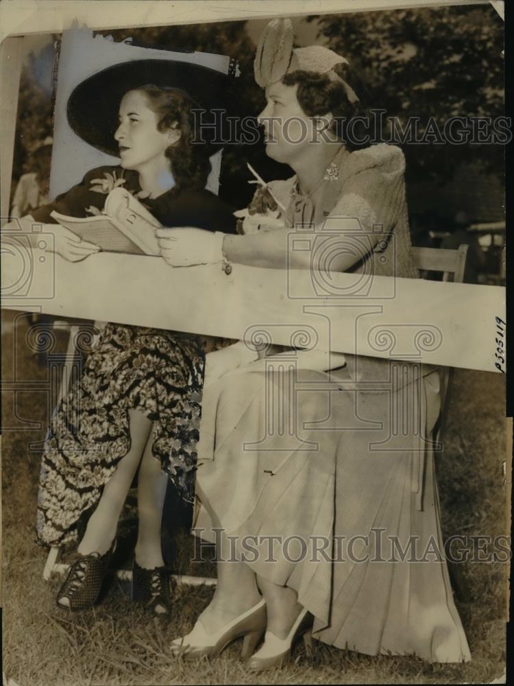 1939 Press Photo Dorothy James And William Mann Prizer Watching Competition - Historic Images