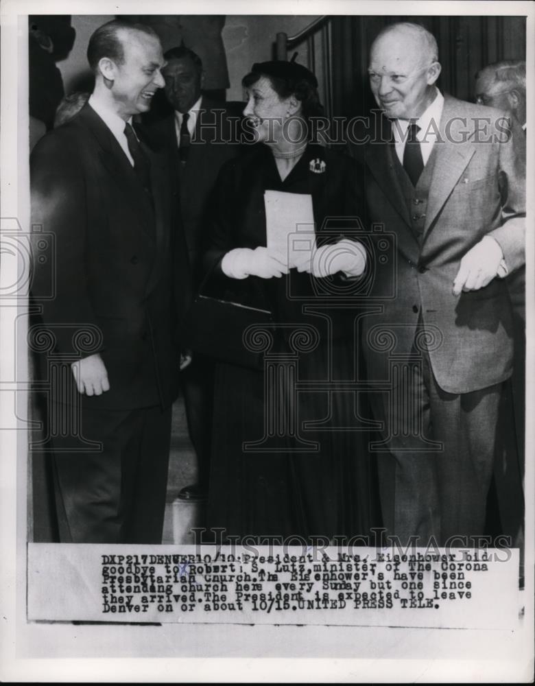 1954 Press Photo President & Mrs Dwight Eisenhower say goodbye to Robert Lutz - Historic Images