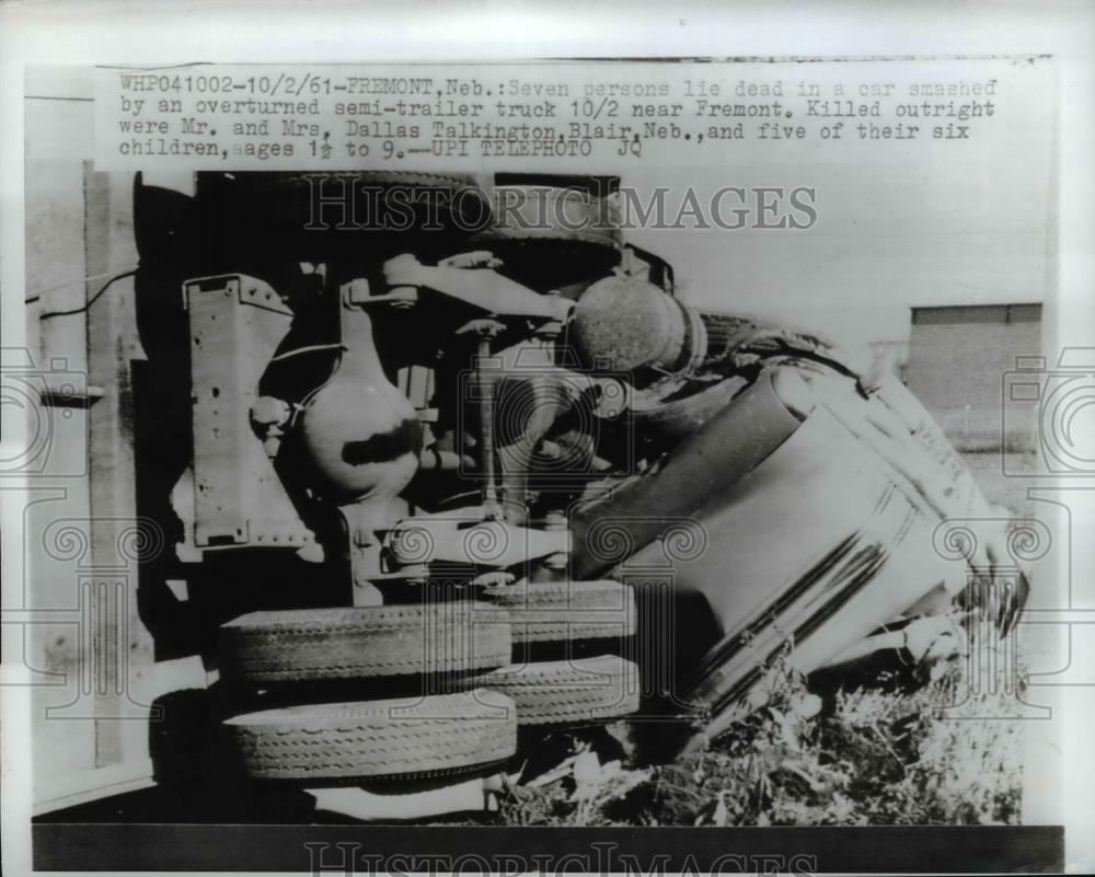 1961 Press Photo Seven die in car crushed by overturned tractor trailer - Historic Images