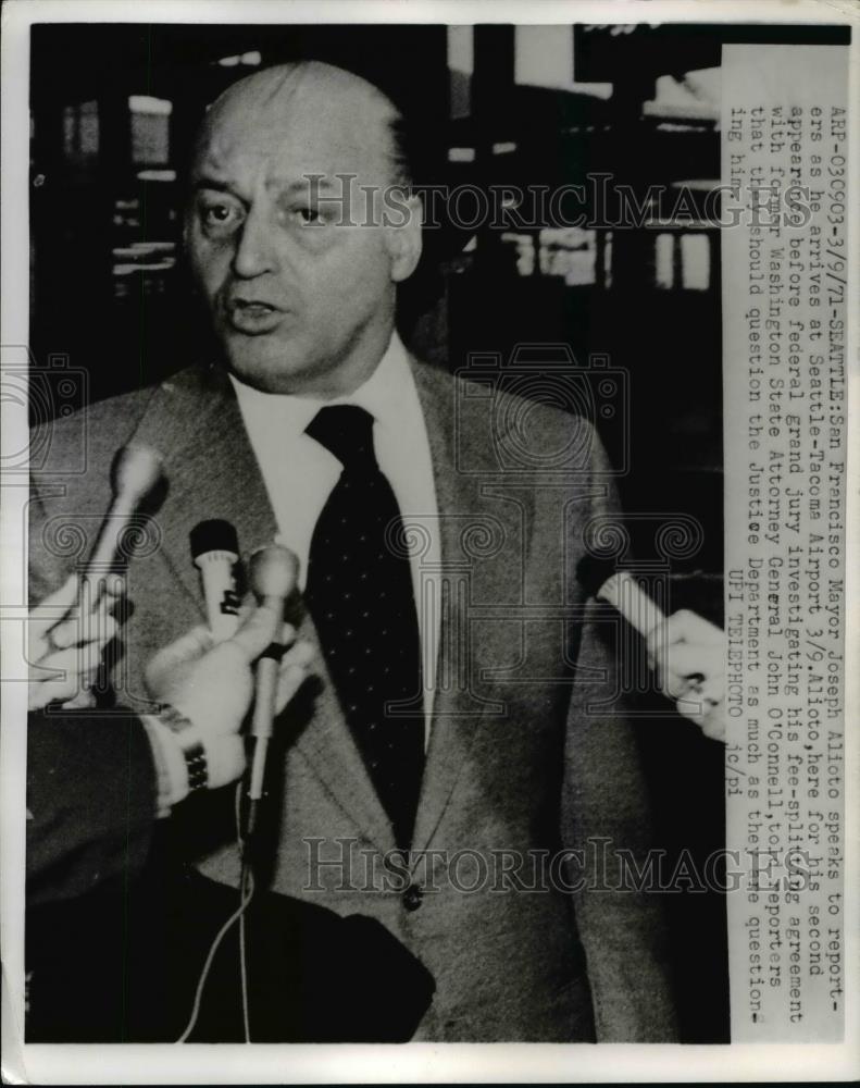 1971 Press Photo Mayor Joseph Alioto arrived at Seattle-Tacoma Aitport - Historic Images