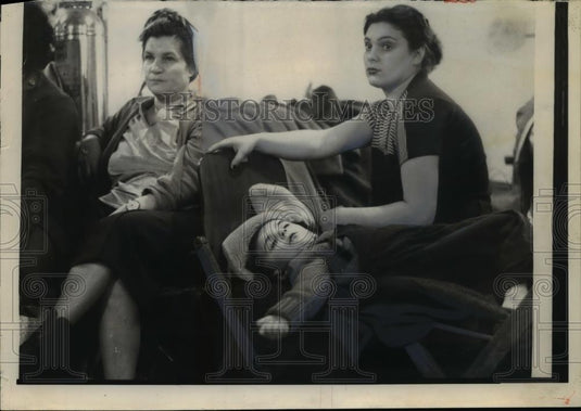 1956 Press Photo Hungarian Refugee Corie Dari watches over son Garbor - Historic Images