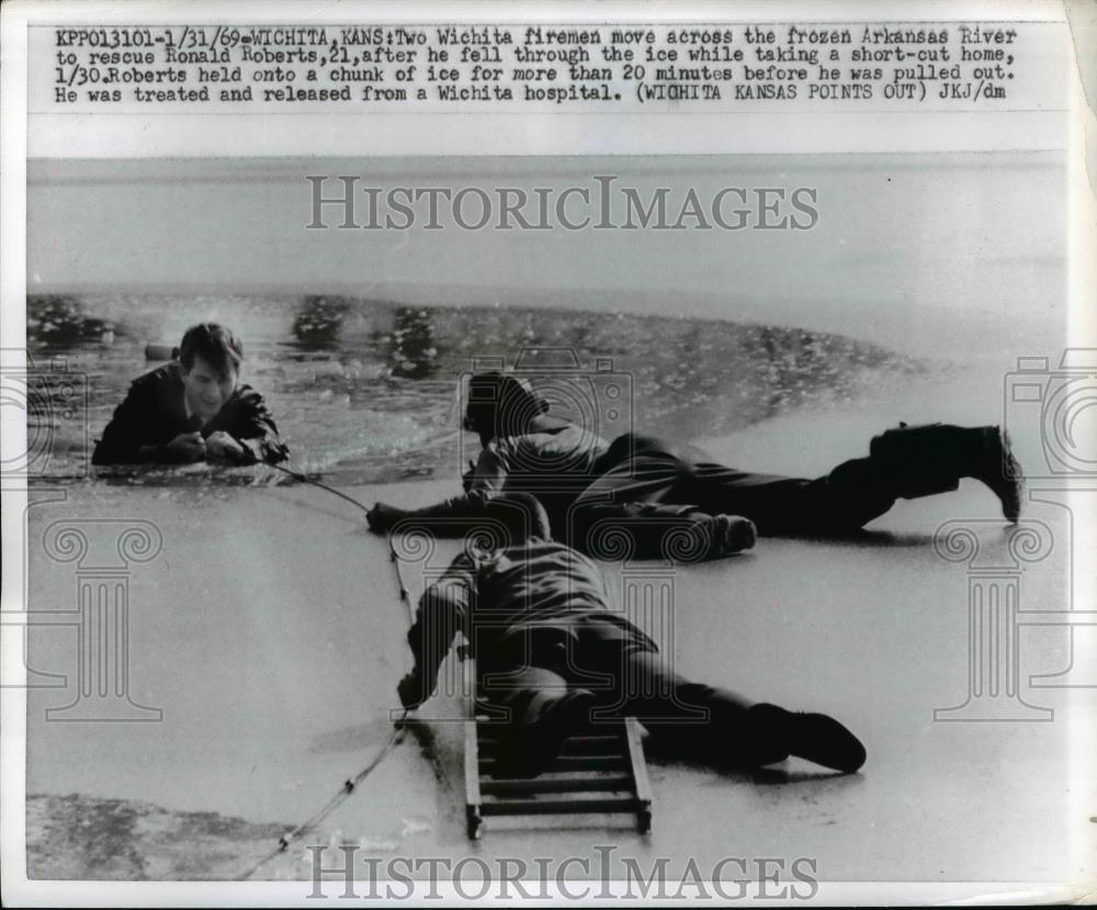 1969 Press Photo Two Wichita firemen move across the frozen Arkansas River - Historic Images