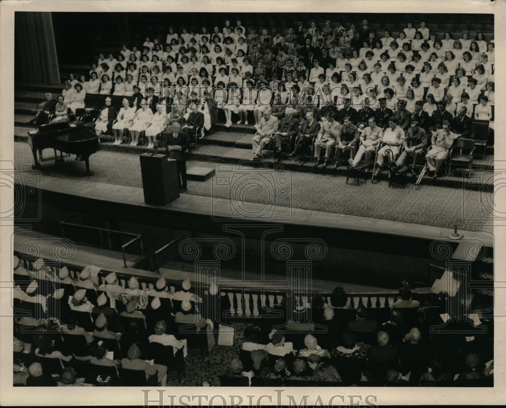 1945 Press Photo Former Mayor Blythin speaks at service at Music Hall - nee94176 - Historic Images