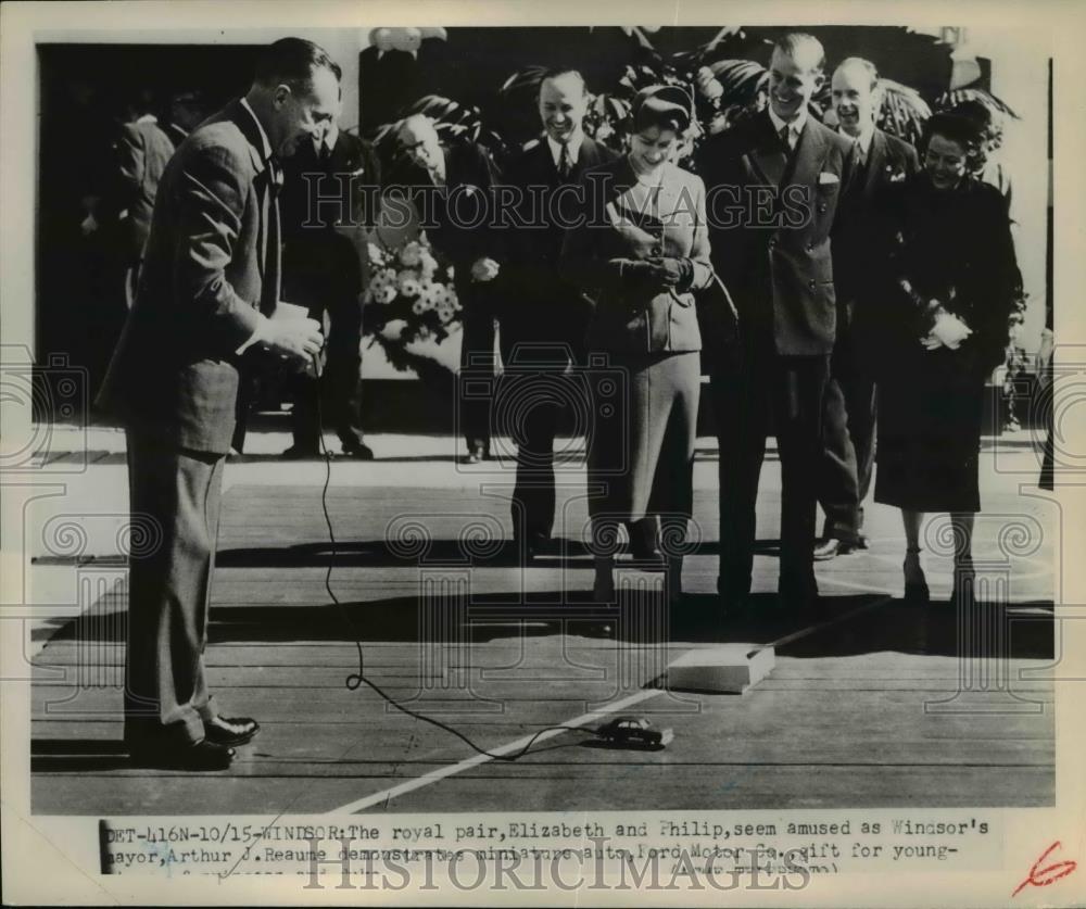 1951 Press Photo Royal couple Elizabeth & Philip watch Windsors Mayor Reaume - Historic Images