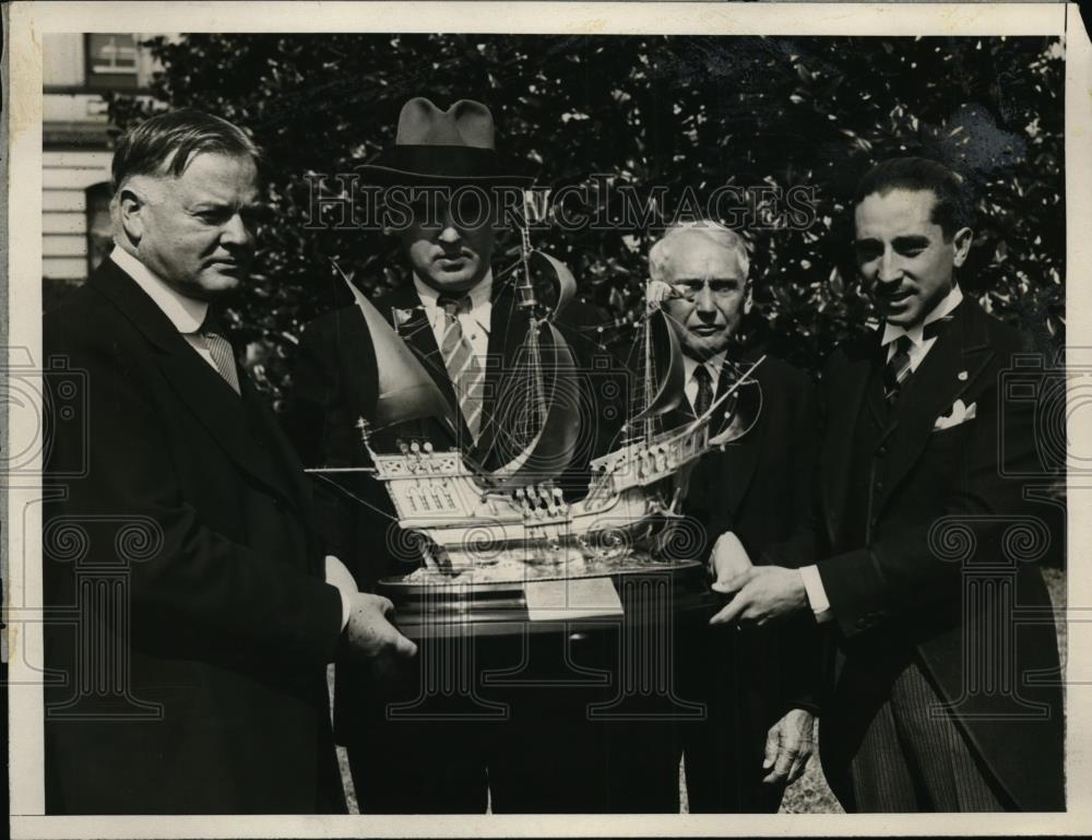 1928 Press Photo Herbert Hoover presenting Trophy to California Governor - Historic Images