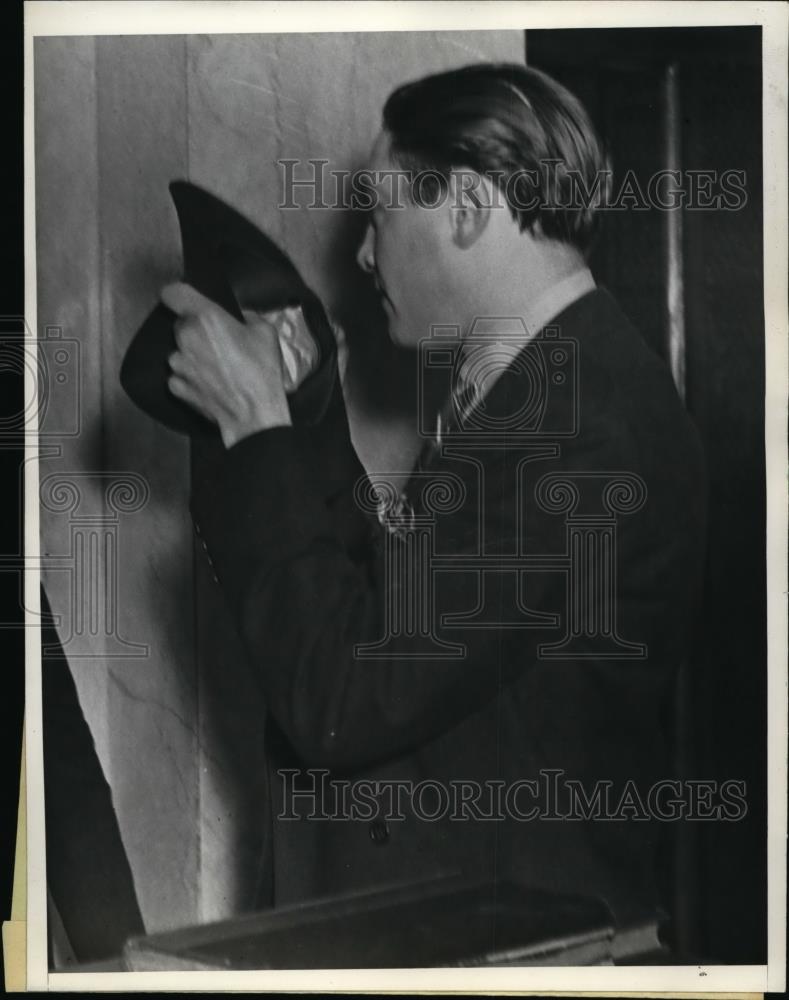 1938 Press Photo Silk Theft Fugitive Oscar Tuller After Arrest, Los Angeles - Historic Images