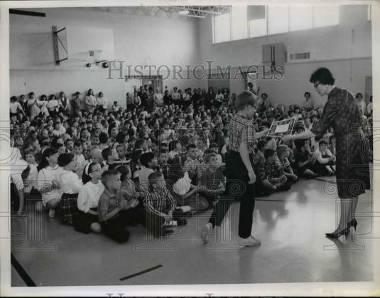 1966 Press Photo Savings stamp assembly at Mapledade School in Wickliffe - Historic Images