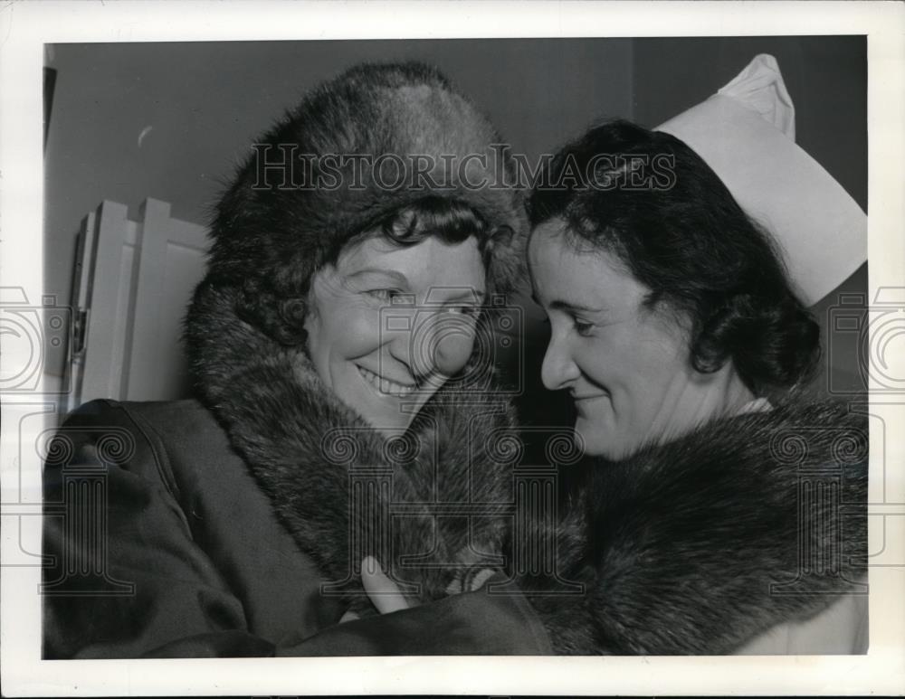 1942 Press Photo Sarah McNair And Marie Quinnan Try On The New Winter Outfit - Historic Images