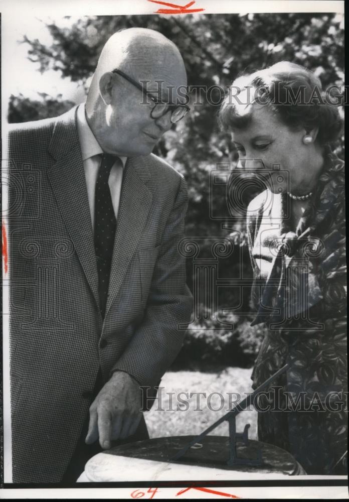 1962 Press Photo Former President Eisenhower And Mamie Admiring A Sundial - Historic Images