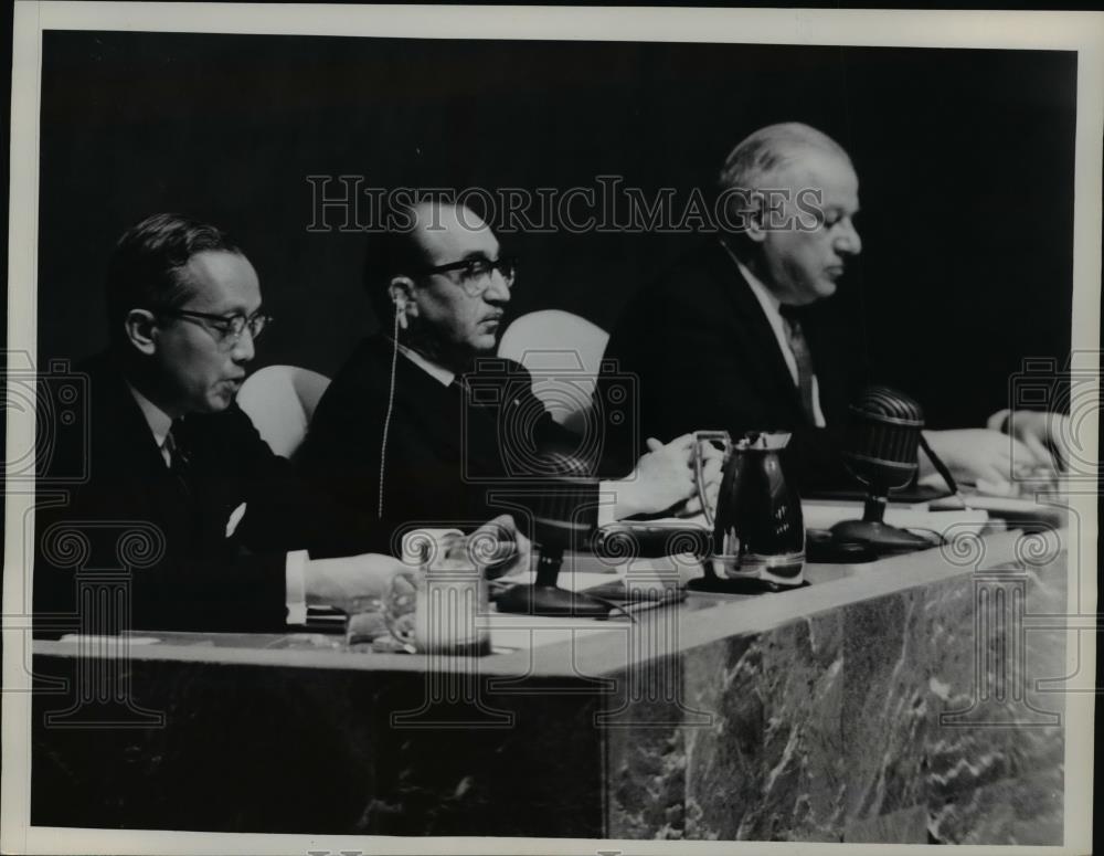 1961 Press Photo United Nations Secretary U Thant, Mongi Slim, Andrew W. Cordier - Historic Images