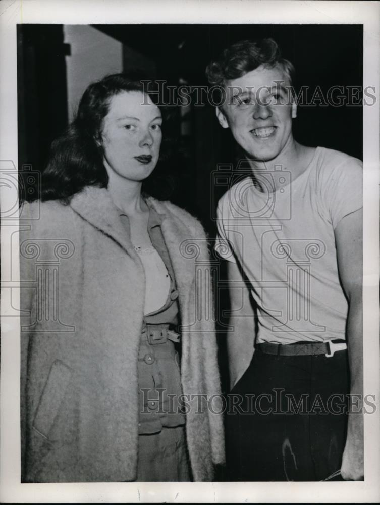 1945 Press Photo Donesse Heath Kuhn & husband Robert after she stowed away - Historic Images