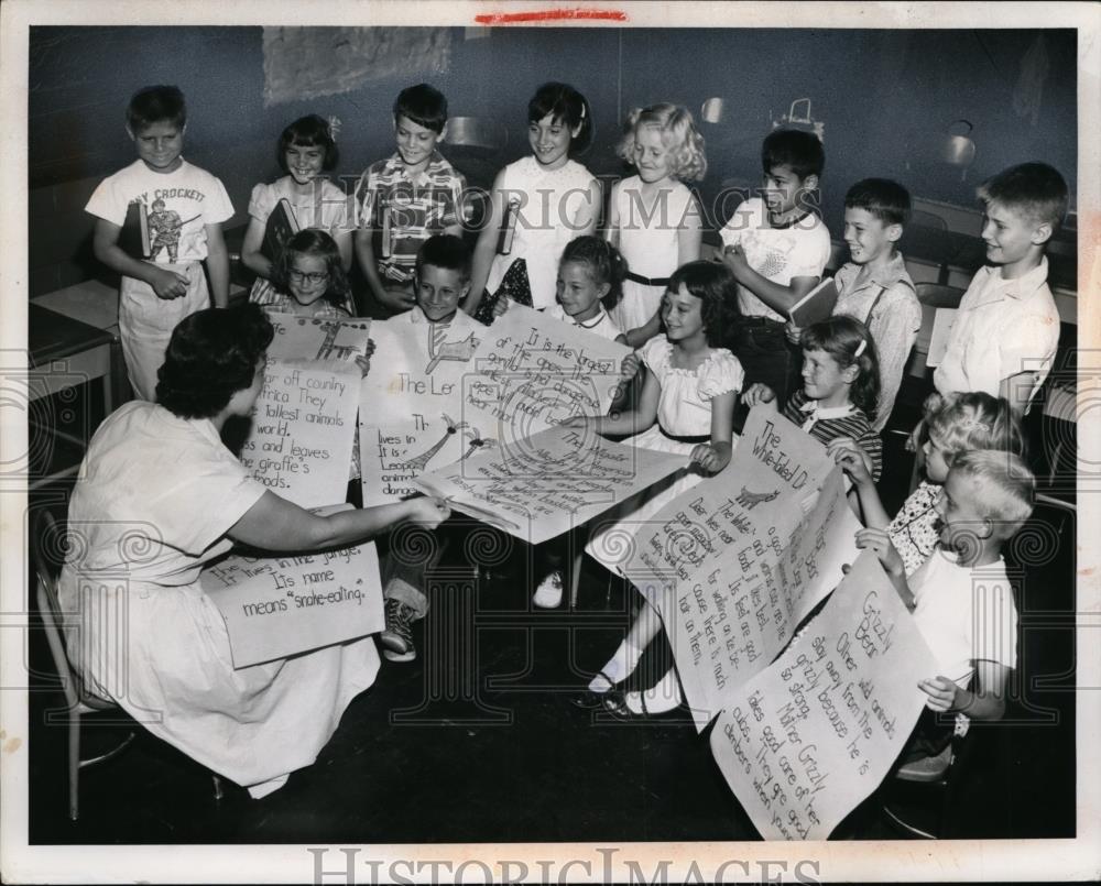 1955 Press Photo Norma Brogan teaches second graders at Biddulph School - Historic Images