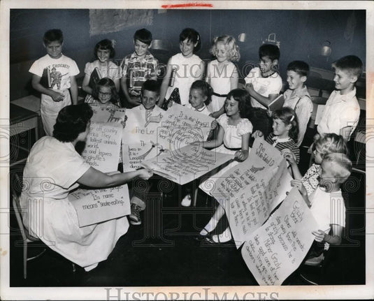 1955 Press Photo Norma Brogan teaches second graders at Biddulph School - Historic Images